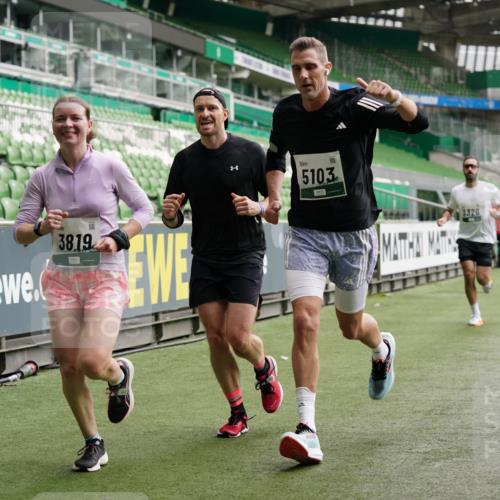 05.10.2025 - 20. swb-Marathon Bremen Michael Burmester http://msf.ph/oto/9326231 05.10.2025 12:48:25 Laufen im Stadion 492, 1370, 1526, 1607, 1625, 1642, 1646, 1724, 2241, 2360, 2643, 2974, 3320, 3324, 3768, 3819, 4353, 5103, 5264, 5786, 5918, 6251, 6632, 6804, 7492, 7735, 7831, 7900, 8244, 8687, 8729, 8897, 8923, 8932, 344, 346, 442, 564, 656, 770, 1205, 2472, 2482, 2613, 2656, 2872, 3061, 4215, 4255, 4291, 4313, 5656, 7070, 7176, 7492 meine-sportfotos.de