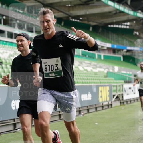 05.10.2025 - 20. swb-Marathon Bremen Michael Burmester http://msf.ph/oto/9326243 05.10.2025 12:48:26 Laufen im Stadion 492, 1370, 1526, 1607, 1625, 1642, 1646, 1724, 2241, 2360, 2643, 2974, 3320, 3324, 3768, 3819, 4353, 5103, 5264, 5786, 5918, 6251, 6463, 6632, 6804, 7735, 7831, 7900, 8244, 8687, 8729, 8897, 8923, 8932, 344, 346, 442, 564, 656, 770, 1205, 2472, 2482, 2613, 2656, 2872, 3061, 4215, 4255, 4291, 4313, 5656, 7070, 7176, 7492 meine-sportfotos.de