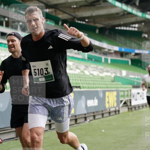 05.10.2025 - 20. swb-Marathon Bremen Michael Burmester http://msf.ph/oto/9326247 05.10.2025 12:48:26 Laufen im Stadion 492, 1370, 1526, 1607, 1625, 1642, 1646, 1724, 2241, 2360, 2643, 2974, 3320, 3324, 3768, 3819, 4353, 5103, 5264, 5786, 5918, 6251, 6463, 6632, 6804, 7735, 7831, 7900, 8244, 8687, 8729, 8897, 8923, 8932, 344, 346, 442, 564, 656, 770, 1205, 2472, 2482, 2613, 2656, 2872, 3061, 4215, 4255, 4291, 4313, 5656, 7070, 7176, 7492 meine-sportfotos.de