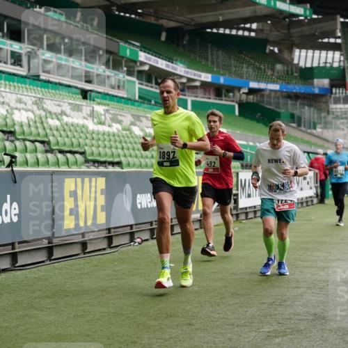 05.10.2025 - 20. swb-Marathon Bremen Michael Burmester http://msf.ph/oto/9326279 05.10.2025 12:48:29 Laufen im Stadion 492, 1370, 1526, 1607, 1625, 1646, 1724, 2241, 2360, 2643, 2974, 3320, 3324, 3768, 3819, 4353, 5103, 5264, 5599, 5786, 5918, 6251, 6463, 6632, 6804, 7735, 7831, 7900, 8244, 8507, 8687, 8729, 8897, 8923, 8932, 344, 346, 564, 656, 1205, 1642, 1646, 2472, 2482, 2656, 2872, 3061, 4215, 4255, 4291, 4313, 6804, 7070, 7176, 7492 meine-sportfotos.de