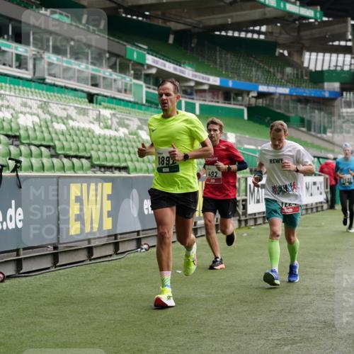 05.10.2025 - 20. swb-Marathon Bremen Michael Burmester http://msf.ph/oto/9326282 05.10.2025 12:48:29 Laufen im Stadion 492, 1370, 1526, 1607, 1625, 1646, 1724, 2241, 2360, 2643, 2974, 3320, 3324, 3768, 3819, 4353, 5103, 5264, 5599, 5786, 5918, 6251, 6463, 6632, 6804, 7735, 7831, 7900, 8244, 8507, 8687, 8729, 8897, 8923, 8932, 344, 346, 564, 656, 1205, 1642, 1646, 2472, 2482, 2656, 2872, 3061, 4215, 4255, 4291, 4313, 6804, 7070, 7176, 7492 meine-sportfotos.de
