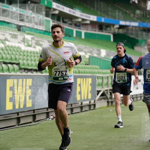 05.10.2025 - 20. swb-Marathon Bremen Michael Burmester http://msf.ph/oto/9326362 05.10.2025 12:48:37 Laufen im Stadion 492, 1195, 1370, 1607, 1625, 1724, 2241, 2643, 2974, 3320, 3324, 3768, 3819, 4353, 5103, 5264, 5599, 5786, 5918, 6171, 6251, 6463, 6632, 7735, 7831, 7904, 8244, 8507, 8687, 8729, 8897, 8923, 8932, 344, 346, 564, 1205, 1526, 1642, 1646, 2360, 2656, 4291, 4313, 6804, 7176, 7492, 7900 meine-sportfotos.de