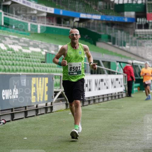 05.10.2025 - 20. swb-Marathon Bremen Michael Burmester http://msf.ph/oto/9326374 05.10.2025 12:48:40 Laufen im Stadion 492, 1195, 1370, 1607, 1625, 1724, 2241, 2643, 2974, 3320, 3324, 3768, 3819, 4353, 5103, 5264, 5599, 5786, 5918, 6171, 6251, 6463, 6632, 7735, 7831, 7904, 8244, 8507, 8630, 8687, 8729, 8897, 8923, 8932, 9114, 564, 1526, 1642, 1646, 2360, 2656, 6804, 7176, 7492, 7900 meine-sportfotos.de