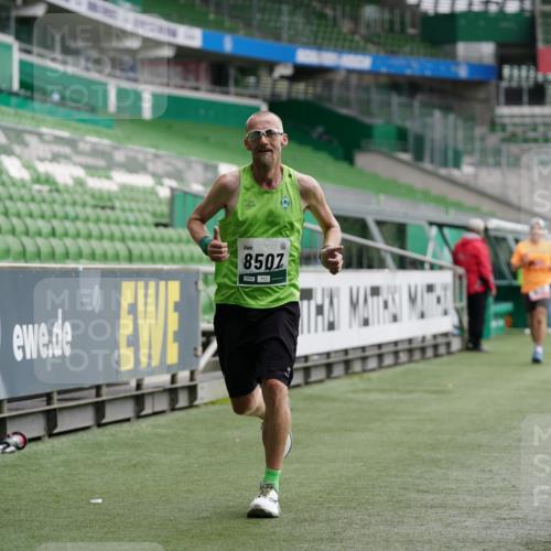 05.10.2025 - 20. swb-Marathon Bremen Michael Burmester http://msf.ph/oto/9326378 05.10.2025 12:48:40 Laufen im Stadion 492, 1195, 1370, 1607, 1625, 1724, 2241, 2643, 2974, 3320, 3324, 3768, 3819, 4353, 5103, 5264, 5599, 5786, 5918, 6171, 6251, 6463, 6632, 7735, 7831, 7904, 8244, 8507, 8630, 8687, 8729, 8897, 8923, 8932, 9114, 564, 1526, 1642, 1646, 2360, 2656, 6804, 7176, 7492, 7900 meine-sportfotos.de