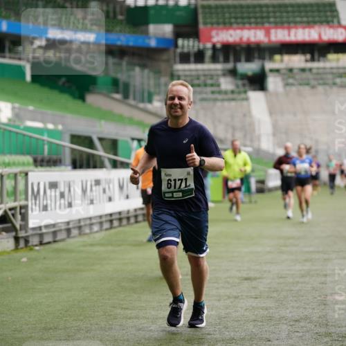 05.10.2025 - 20. swb-Marathon Bremen Michael Burmester http://msf.ph/oto/9326381 05.10.2025 12:48:43 Laufen im Stadion 492, 1195, 1370, 1607, 1625, 1724, 2241, 2643, 2974, 3320, 3324, 3768, 3819, 4353, 5103, 5264, 5599, 5786, 6171, 6251, 6463, 6632, 7735, 7831, 7904, 8244, 8507, 8630, 8687, 8729, 8897, 8923, 8932, 9114, 564, 1526, 1642, 1646, 2360, 2643, 2656, 5918, 6804, 7492, 7900 meine-sportfotos.de