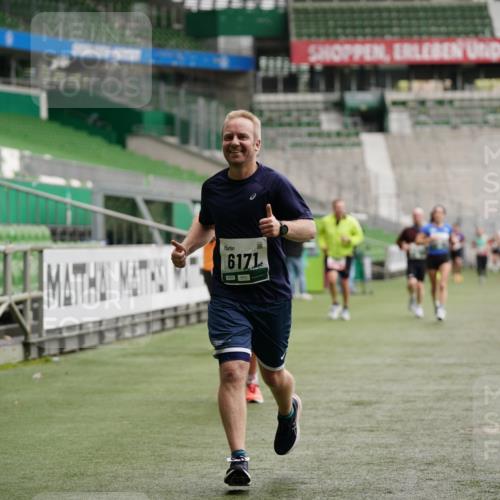 05.10.2025 - 20. swb-Marathon Bremen Michael Burmester http://msf.ph/oto/9326385 05.10.2025 12:48:43 Laufen im Stadion 492, 1195, 1370, 1607, 1625, 1724, 2241, 2643, 2974, 3320, 3324, 3768, 3819, 4353, 5103, 5264, 5599, 5786, 6171, 6251, 6463, 6632, 7735, 7831, 7904, 8244, 8507, 8630, 8687, 8729, 8897, 8923, 8932, 9114, 564, 1526, 1642, 1646, 2360, 2643, 2656, 5918, 6804, 7492, 7900 meine-sportfotos.de