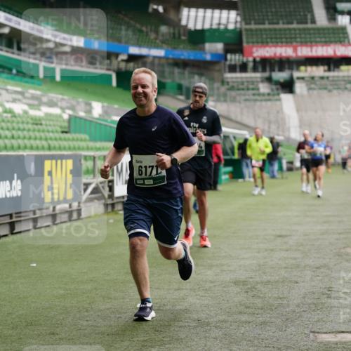 05.10.2025 - 20. swb-Marathon Bremen Michael Burmester http://msf.ph/oto/9326393 05.10.2025 12:48:43 Laufen im Stadion 492, 1195, 1370, 1607, 1625, 1724, 2241, 2643, 2974, 3320, 3324, 3768, 3819, 4353, 5103, 5264, 5599, 5786, 6171, 6251, 6463, 6632, 7735, 7831, 7904, 8244, 8507, 8630, 8687, 8729, 8897, 8923, 8932, 9114, 564, 1526, 1642, 1646, 2360, 2643, 2656, 5918, 6804, 7492, 7900 meine-sportfotos.de