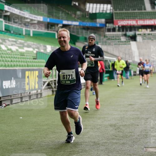 05.10.2025 - 20. swb-Marathon Bremen Michael Burmester http://msf.ph/oto/9326397 05.10.2025 12:48:43 Laufen im Stadion 492, 1195, 1370, 1607, 1625, 1724, 2241, 2643, 2974, 3320, 3324, 3768, 3819, 4353, 5103, 5264, 5599, 5786, 6171, 6251, 6463, 6632, 7735, 7831, 7904, 8244, 8507, 8630, 8687, 8729, 8897, 8923, 8932, 9114, 564, 1526, 1642, 1646, 2360, 2643, 2656, 5918, 6804, 7492, 7900 meine-sportfotos.de