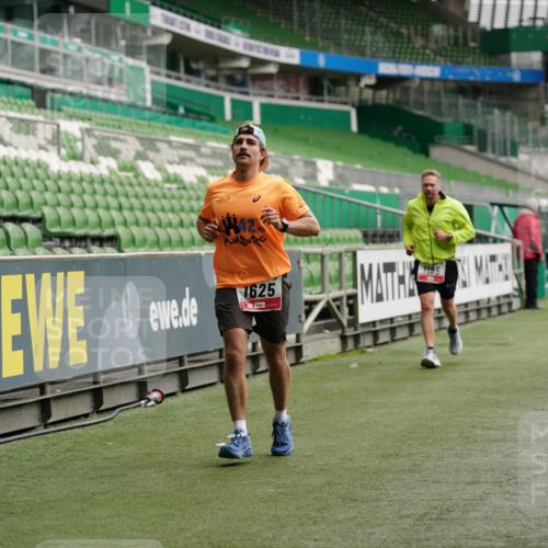 05.10.2025 - 20. swb-Marathon Bremen Michael Burmester http://msf.ph/oto/9326409 05.10.2025 12:48:48 Laufen im Stadion 492, 1195, 1370, 1625, 1654, 1724, 2119, 2241, 2974, 2990, 3320, 3324, 3768, 3819, 4353, 4385, 5103, 5264, 5599, 5786, 6171, 6251, 6463, 6632, 7831, 7904, 8244, 8507, 8630, 8687, 8729, 8897, 8923, 8932, 9114, 1526, 1607, 1646, 2360, 2643, 5918, 6804, 7735, 7900 meine-sportfotos.de