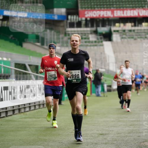 05.10.2025 - 20. swb-Marathon Bremen Michael Burmester http://msf.ph/oto/9326446 05.10.2025 12:48:58 Laufen im Stadion 492, 1195, 1625, 1654, 1724, 2119, 2594, 2974, 2988, 2990, 3124, 3320, 3324, 3819, 4353, 4385, 5103, 5599, 5786, 6171, 6251, 6463, 6632, 7904, 8244, 8507, 8630, 8687, 8897, 8923, 8932, 9114, 1370, 1607, 2241, 2643, 3768, 5264, 5918, 7735, 7831, 8729 meine-sportfotos.de