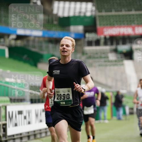 05.10.2025 - 20. swb-Marathon Bremen Michael Burmester http://msf.ph/oto/9326450 05.10.2025 12:48:59 Laufen im Stadion 492, 1195, 1625, 1654, 1724, 2119, 2594, 2974, 2988, 2990, 3124, 3320, 3324, 3819, 4353, 4385, 5103, 5599, 5786, 6171, 6251, 6463, 6632, 7904, 8216, 8244, 8507, 8630, 8687, 8897, 8923, 8932, 9114, 1370, 1607, 2241, 2643, 3768, 5264, 5918, 7735, 7831, 8729 meine-sportfotos.de