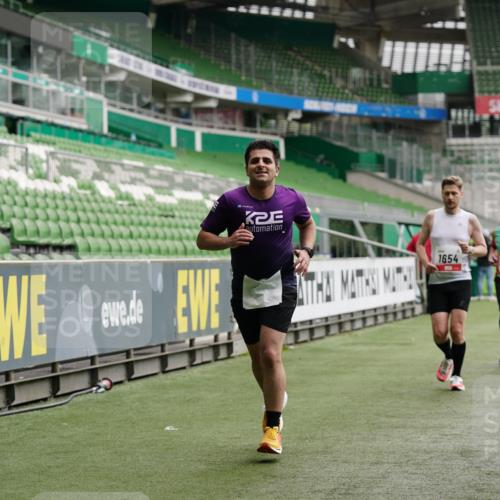 05.10.2025 - 20. swb-Marathon Bremen Michael Burmester http://msf.ph/oto/9326462 05.10.2025 12:49:02 Laufen im Stadion 492, 1195, 1257, 1625, 1654, 1724, 1727, 2119, 2594, 2974, 2988, 2990, 3124, 3320, 3324, 3819, 4385, 5103, 5599, 5786, 6171, 6251, 6463, 6619, 6632, 6877, 7904, 8216, 8244, 8507, 8630, 8687, 8897, 8923, 8932, 9114, 1370, 1607, 2241, 2643, 3768, 4353, 5264, 5918, 7735, 7831, 8729, 8932 meine-sportfotos.de