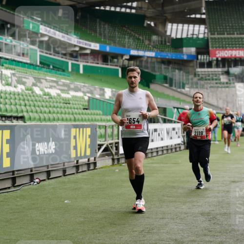 05.10.2025 - 20. swb-Marathon Bremen Michael Burmester http://msf.ph/oto/9326468 05.10.2025 12:49:04 Laufen im Stadion 492, 1195, 1257, 1535, 1625, 1654, 1724, 1727, 2119, 2594, 2974, 2988, 2990, 3124, 3320, 3819, 4385, 5103, 5599, 5786, 6171, 6251, 6463, 6619, 6632, 6877, 7904, 8216, 8244, 8507, 8630, 8687, 8897, 8923, 9114, 1370, 1607, 2241, 3324, 3768, 4353, 5264, 7735, 7831, 8729, 8932 meine-sportfotos.de
