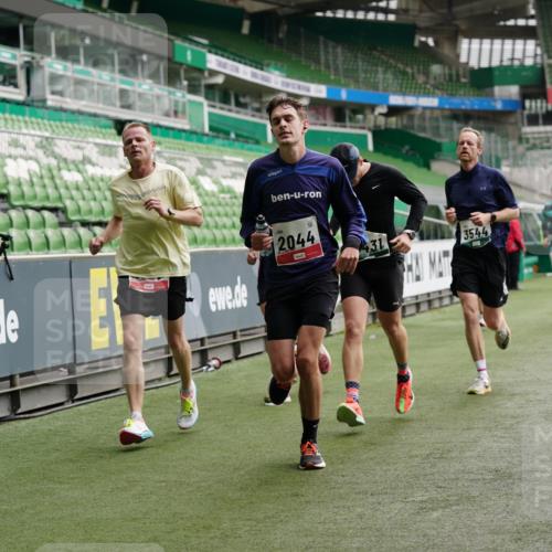 05.10.2025 - 20. swb-Marathon Bremen Michael Burmester http://msf.ph/oto/9326524 05.10.2025 12:49:18 Laufen im Stadion 150, 187, 270, 1195, 1257, 1535, 1609, 1625, 1654, 1727, 1876, 1904, 2044, 2119, 2356, 2594, 2988, 2990, 3124, 3544, 3738, 3960, 4385, 5599, 6171, 6431, 6463, 6619, 6632, 6877, 7647, 7904, 7987, 8216, 8507, 8630, 8687, 9114, 492, 1724, 2974, 3320, 3324, 3819, 4353, 5103, 5786, 6251, 8244, 8897, 8923, 8932 meine-sportfotos.de