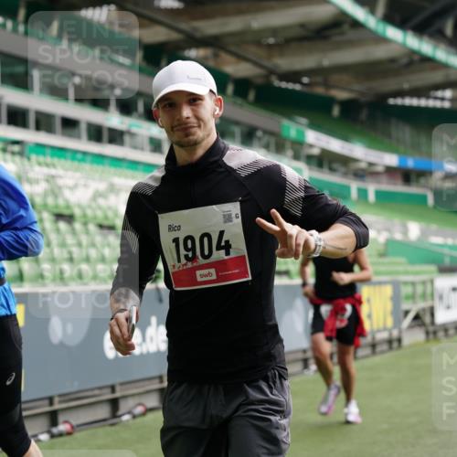 05.10.2025 - 20. swb-Marathon Bremen Michael Burmester http://msf.ph/oto/9326596 05.10.2025 12:49:34 Laufen im Stadion 150, 187, 270, 424, 1195, 1257, 1535, 1609, 1654, 1727, 1876, 1904, 2044, 2119, 2356, 2594, 2988, 2990, 3124, 3544, 3738, 3885, 3960, 4006, 4385, 4438, 4870, 5894, 6431, 6619, 6805, 6877, 7647, 7987, 8216, 8401, 8536, 8630, 9114, 9118, 492, 1625, 3320, 5599, 6171, 6463, 6632, 7904, 8507, 8687, 8897 meine-sportfotos.de