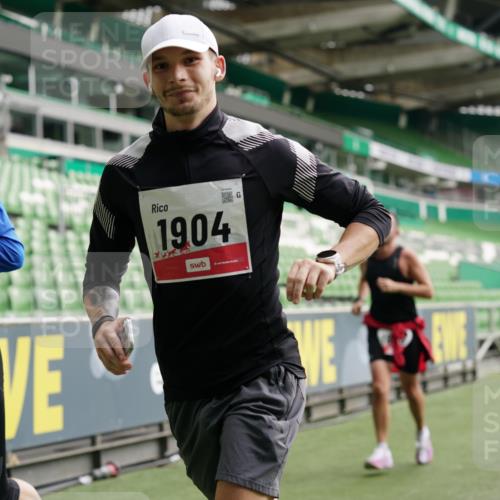 05.10.2025 - 20. swb-Marathon Bremen Michael Burmester http://msf.ph/oto/9326598 05.10.2025 12:49:34 Laufen im Stadion 150, 187, 270, 424, 1195, 1257, 1535, 1609, 1654, 1727, 1876, 1904, 2044, 2119, 2356, 2594, 2988, 2990, 3124, 3544, 3738, 3885, 3960, 4006, 4385, 4438, 4870, 5894, 6431, 6619, 6805, 6877, 7647, 7987, 8216, 8401, 8536, 8630, 9114, 9118, 492, 1625, 3320, 5599, 6171, 6463, 6632, 7904, 8507, 8687, 8897 meine-sportfotos.de