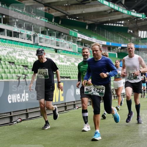 05.10.2025 - 20. swb-Marathon Bremen Michael Burmester http://msf.ph/oto/9326779 05.10.2025 12:54:40 Laufen im Stadion 53, 82, 104, 124, 132, 169, 289, 319, 417, 504, 524, 756, 944, 950, 1165, 1308, 1474, 1483, 1517, 1543, 1721, 1729, 1873, 1896, 1897, 1945, 1976, 2024, 2180, 2265, 2274, 2431, 2573, 2767, 2841, 3069, 3193, 3212, 3224, 3359, 3436, 3531, 3703, 3848, 4257, 4595, 4672, 4816, 4837, 4949, 4958, 5022, 5206, 5452, 5666, 5869, 5978, 6184, 6583, 6683, 6853, 7052, 7232, 7279, 7494, 7508, 7814, 7928, 7986, 8642, 8653, 8737, 89, 250, 368, 458, 507, 950, 1460, 1489 meine-sportfotos.de