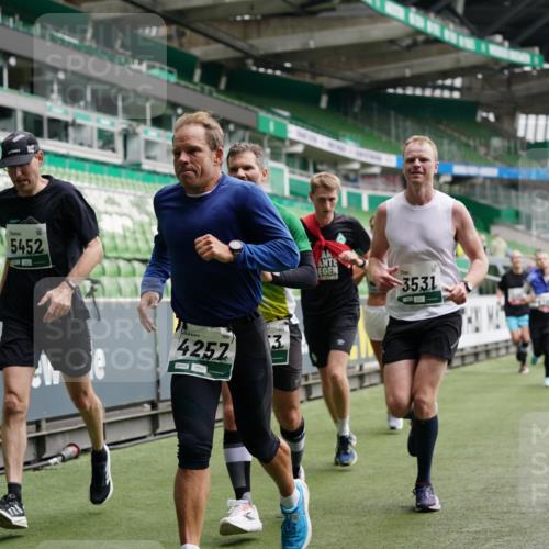05.10.2025 - 20. swb-Marathon Bremen Michael Burmester http://msf.ph/oto/9326787 05.10.2025 12:54:41 Laufen im Stadion 53, 82, 104, 124, 132, 169, 289, 319, 417, 504, 524, 756, 944, 1165, 1308, 1474, 1483, 1517, 1543, 1721, 1729, 1873, 1896, 1897, 1945, 1976, 2024, 2180, 2265, 2274, 2431, 2573, 2767, 2841, 3069, 3193, 3212, 3224, 3359, 3436, 3531, 3703, 3848, 4257, 4595, 4672, 4816, 4837, 4949, 4958, 5022, 5206, 5452, 5666, 5869, 5978, 6184, 6583, 6683, 6853, 7052, 7232, 7279, 7494, 7508, 7814, 7928, 7986, 8642, 8653, 8737, 89, 250, 368, 458, 507, 950, 1460, 1489 meine-sportfotos.de