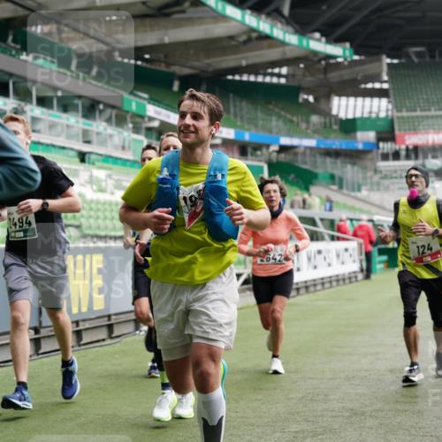 05.10.2025 - 20. swb-Marathon Bremen Michael Burmester http://msf.ph/oto/9326969 05.10.2025 12:55:00 Laufen im Stadion 82, 104, 124, 132, 169, 289, 319, 417, 504, 663, 944, 1308, 1474, 1483, 1543, 1721, 1737, 1896, 1897, 1945, 2022, 2024, 2180, 2265, 2274, 2431, 2494, 2573, 2642, 2767, 3069, 3193, 3224, 3359, 3436, 3489, 3531, 3703, 3848, 4257, 4595, 4672, 4771, 4816, 4823, 4837, 4919, 4949, 4958, 5022, 5034, 5206, 5452, 5666, 5869, 5978, 6184, 6527, 6583, 6649, 6683, 6853, 7052, 7279, 7494, 7814, 7928, 7986, 8642, 8653, 8737, 53, 132, 524, 756, 950, 1165, 1976, 2573, 2841, 3212, 5206 meine-sportfotos.de