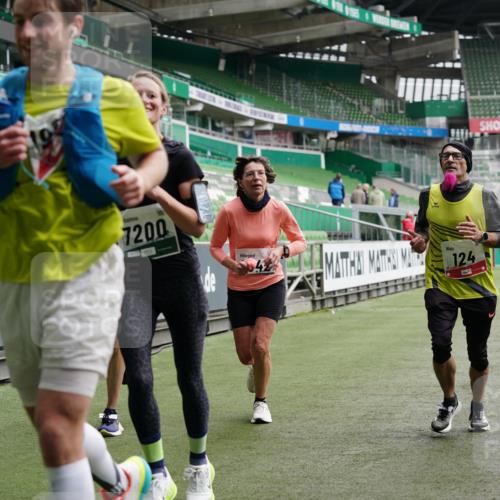 05.10.2025 - 20. swb-Marathon Bremen Michael Burmester http://msf.ph/oto/9326973 05.10.2025 12:55:01 Laufen im Stadion 82, 104, 124, 169, 289, 319, 417, 504, 663, 944, 1308, 1474, 1483, 1543, 1721, 1737, 1896, 1897, 1945, 2022, 2024, 2180, 2265, 2274, 2431, 2494, 2642, 2767, 3069, 3193, 3224, 3359, 3436, 3489, 3531, 3703, 3848, 4257, 4595, 4672, 4771, 4816, 4823, 4837, 4919, 4949, 4958, 5022, 5034, 5177, 5452, 5666, 5869, 5907, 5978, 6184, 6527, 6583, 6649, 6683, 6853, 7052, 7279, 7494, 7814, 7928, 7986, 8642, 8653, 8737, 53, 132, 524, 756, 1165, 1976, 2573, 2841, 3212, 5206, 5978 meine-sportfotos.de