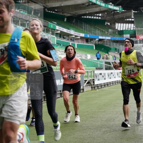 05.10.2025 - 20. swb-Marathon Bremen Michael Burmester http://msf.ph/oto/9326977 05.10.2025 12:55:01 Laufen im Stadion 82, 104, 124, 169, 289, 319, 417, 504, 663, 944, 1308, 1474, 1483, 1543, 1721, 1737, 1896, 1897, 1945, 2022, 2024, 2180, 2265, 2274, 2431, 2494, 2642, 2767, 3069, 3193, 3224, 3359, 3436, 3489, 3531, 3703, 3848, 4257, 4595, 4672, 4771, 4816, 4823, 4837, 4919, 4949, 4958, 5022, 5034, 5177, 5452, 5666, 5869, 5907, 5978, 6184, 6527, 6583, 6649, 6683, 6853, 7052, 7279, 7494, 7814, 7928, 7986, 8642, 8653, 8737, 53, 132, 524, 756, 1165, 1976, 2573, 2841, 3212, 5206, 5978 meine-sportfotos.de
