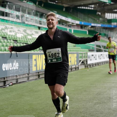 05.10.2025 - 20. swb-Marathon Bremen Michael Burmester http://msf.ph/oto/9326982 05.10.2025 12:50:32 Laufen im Stadion 122, 217, 287, 511, 679, 688, 736, 745, 845, 906, 939, 1025, 1033, 1044, 1166, 1359, 1388, 1450, 1707, 2059, 2381, 2721, 3228, 3259, 3291, 3353, 3885, 4006, 4318, 4366, 4367, 4938, 4962, 5118, 5184, 5389, 5418, 5564, 5873, 6214, 6216, 6252, 6281, 6681, 6717, 7493, 7826, 7963, 8401, 8536, 8873, 8907, 8995, 9118, 424, 1904, 3885, 4438, 4870, 5894, 6805, 7647, 7987 meine-sportfotos.de