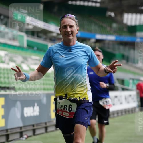 05.10.2025 - 20. swb-Marathon Bremen Michael Burmester http://msf.ph/oto/9327011 05.10.2025 12:50:36 Laufen im Stadion 122, 217, 511, 679, 688, 736, 745, 845, 906, 939, 1025, 1033, 1044, 1166, 1359, 1388, 1450, 1707, 2059, 2381, 2721, 3228, 3259, 3291, 3353, 4318, 4366, 4367, 4938, 4962, 5118, 5184, 5389, 5418, 5564, 5873, 6214, 6216, 6252, 6281, 6681, 6717, 7493, 7826, 7963, 8873, 8907, 8995, 217, 287, 424, 3885, 4006, 4438, 4870, 5894, 6805, 7647, 7987, 8401, 8536, 9118 meine-sportfotos.de