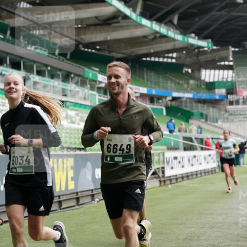 05.10.2025 - 20. swb-Marathon Bremen Michael Burmester http://msf.ph/oto/9327023 05.10.2025 12:55:06 Laufen im Stadion 82, 104, 124, 169, 319, 417, 663, 944, 1308, 1474, 1483, 1543, 1721, 1737, 1897, 1945, 2022, 2024, 2180, 2265, 2274, 2431, 2494, 2642, 2716, 2767, 3069, 3193, 3224, 3359, 3436, 3489, 3531, 3703, 3838, 3848, 4257, 4595, 4672, 4771, 4816, 4823, 4837, 4919, 4949, 4958, 5034, 5177, 5452, 5554, 5666, 5833, 5869, 5907, 6184, 6527, 6649, 6683, 6853, 7052, 7494, 7814, 7928, 7986, 8642, 8653, 8737, 53, 132, 289, 504, 524, 756, 1896, 1976, 2573, 2841, 3212, 5022, 5206, 5978 meine-sportfotos.de
