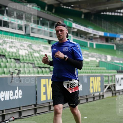 05.10.2025 - 20. swb-Marathon Bremen Michael Burmester http://msf.ph/oto/9327024 05.10.2025 12:50:37 Laufen im Stadion 122, 511, 679, 688, 736, 745, 845, 906, 939, 1025, 1033, 1044, 1166, 1359, 1388, 1450, 1707, 2059, 2381, 2721, 3228, 3259, 3291, 3353, 4318, 4366, 4367, 4938, 4962, 5118, 5184, 5389, 5418, 5564, 5873, 6214, 6216, 6252, 6281, 6681, 6717, 7493, 7826, 7963, 8873, 8907, 8995, 217, 287, 424, 3885, 4006, 4438, 4870, 5894, 6805, 7647, 7987, 8401, 8536, 9118 meine-sportfotos.de