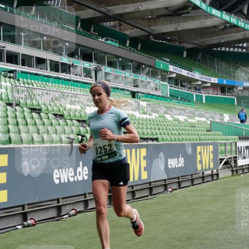 05.10.2025 - 20. swb-Marathon Bremen Michael Burmester http://msf.ph/oto/9327035 05.10.2025 12:55:10 Laufen im Stadion 82, 104, 124, 169, 319, 417, 663, 944, 1308, 1326, 1474, 1483, 1721, 1737, 1897, 1910, 1945, 2022, 2024, 2180, 2265, 2274, 2431, 2494, 2642, 2716, 2767, 3069, 3193, 3224, 3359, 3436, 3489, 3531, 3838, 3848, 4212, 4257, 4595, 4672, 4771, 4816, 4823, 4837, 4919, 4958, 5034, 5177, 5452, 5554, 5666, 5833, 5869, 5907, 6106, 6184, 6527, 6649, 6683, 7052, 7494, 7814, 7928, 7986, 8642, 8653, 8737, 53, 132, 289, 504, 524, 756, 1896, 1976, 2573, 2841, 3212, 5022, 5206, 5978 meine-sportfotos.de