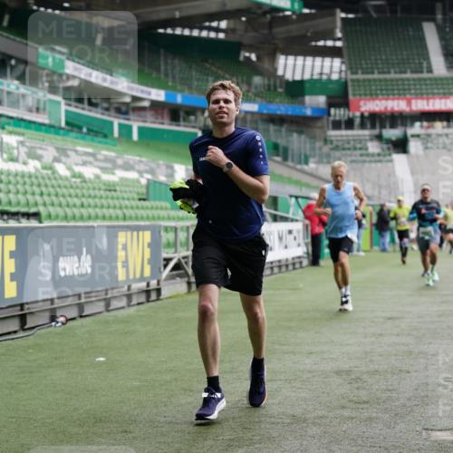 05.10.2025 - 20. swb-Marathon Bremen Michael Burmester http://msf.ph/oto/9327040 05.10.2025 12:50:40 Laufen im Stadion 122, 334, 511, 679, 688, 736, 745, 845, 906, 939, 1025, 1033, 1044, 1166, 1359, 1388, 1450, 1707, 2059, 2381, 2721, 3228, 3259, 3291, 3353, 3608, 4318, 4366, 4367, 4938, 4962, 5118, 5184, 5389, 5418, 5564, 5817, 5873, 6214, 6216, 6252, 6281, 6477, 6681, 6717, 7493, 7826, 7963, 8873, 8907, 8995, 217, 287, 3885, 4006, 4438, 4870, 5894, 6805, 8401, 8536, 9118 meine-sportfotos.de