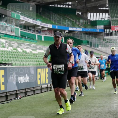 05.10.2025 - 20. swb-Marathon Bremen Michael Burmester http://msf.ph/oto/9327043 05.10.2025 12:55:11 Laufen im Stadion 82, 104, 124, 169, 319, 417, 663, 944, 1308, 1326, 1474, 1483, 1531, 1721, 1737, 1897, 1910, 1945, 2022, 2024, 2180, 2265, 2274, 2431, 2494, 2642, 2716, 2767, 3069, 3224, 3359, 3436, 3489, 3531, 3838, 3848, 3944, 4212, 4257, 4595, 4672, 4771, 4816, 4823, 4837, 4919, 4958, 5034, 5177, 5452, 5554, 5833, 5869, 5907, 6106, 6184, 6527, 6649, 6683, 7052, 7814, 7928, 7986, 8642, 8653, 53, 132, 289, 504, 524, 756, 1896, 1976, 2573, 2841, 3212, 5022, 5206, 5978 meine-sportfotos.de