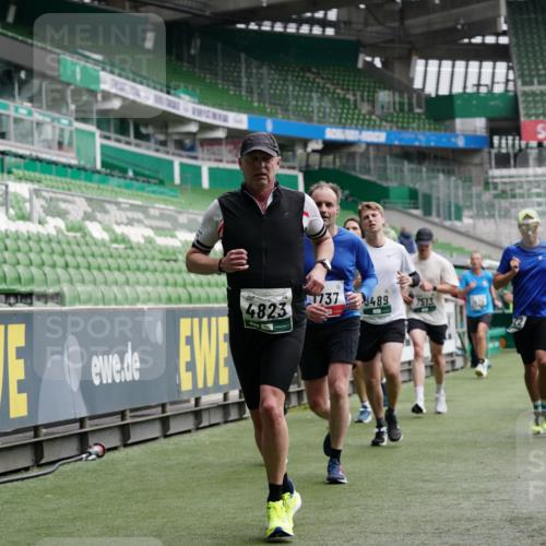 05.10.2025 - 20. swb-Marathon Bremen Michael Burmester http://msf.ph/oto/9327047 05.10.2025 12:55:11 Laufen im Stadion 82, 104, 124, 169, 319, 417, 663, 944, 1308, 1326, 1474, 1483, 1531, 1721, 1737, 1897, 1910, 1945, 2022, 2024, 2180, 2265, 2274, 2431, 2494, 2642, 2716, 2767, 3069, 3224, 3359, 3436, 3489, 3531, 3838, 3848, 3944, 4212, 4257, 4595, 4672, 4771, 4816, 4823, 4837, 4919, 4958, 5034, 5177, 5452, 5554, 5833, 5869, 5907, 6106, 6184, 6527, 6649, 6683, 7052, 7814, 7928, 7986, 8642, 8653, 53, 132, 289, 504, 524, 756, 1896, 1976, 2573, 2841, 3212, 5022, 5206, 5978 meine-sportfotos.de