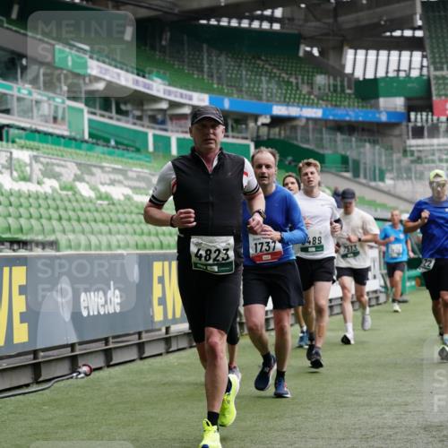 05.10.2025 - 20. swb-Marathon Bremen Michael Burmester http://msf.ph/oto/9327051 05.10.2025 12:55:11 Laufen im Stadion 82, 104, 124, 169, 319, 417, 663, 944, 1308, 1326, 1474, 1483, 1531, 1721, 1737, 1897, 1910, 1945, 2022, 2024, 2180, 2265, 2274, 2431, 2494, 2642, 2716, 2767, 3069, 3224, 3359, 3436, 3489, 3531, 3838, 3848, 3944, 4212, 4257, 4595, 4672, 4771, 4816, 4823, 4837, 4919, 4958, 5034, 5177, 5452, 5554, 5833, 5869, 5907, 6106, 6184, 6527, 6649, 6683, 7052, 7814, 7928, 7986, 8642, 8653, 53, 132, 289, 504, 524, 756, 1896, 1976, 2573, 2841, 3212, 5022, 5206, 5978 meine-sportfotos.de