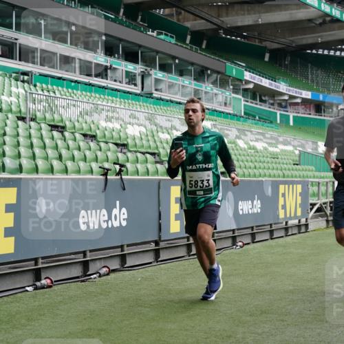 05.10.2025 - 20. swb-Marathon Bremen Michael Burmester http://msf.ph/oto/9327158 05.10.2025 12:55:21 Laufen im Stadion 78, 82, 104, 124, 169, 240, 319, 417, 663, 760, 944, 1326, 1474, 1483, 1490, 1531, 1721, 1737, 1910, 1945, 2022, 2162, 2180, 2265, 2431, 2459, 2494, 2605, 2642, 2716, 2767, 2884, 3069, 3074, 3489, 3515, 3519, 3531, 3612, 3838, 3848, 3944, 4079, 4116, 4195, 4212, 4257, 4456, 4672, 4771, 4796, 4816, 4823, 4853, 4919, 5034, 5093, 5152, 5177, 5289, 5452, 5484, 5554, 5833, 5907, 6048, 6106, 6184, 6276, 6527, 6570, 6649, 6937, 7052, 8642, 289, 504, 1896, 5022, 5978 meine-sportfotos.de