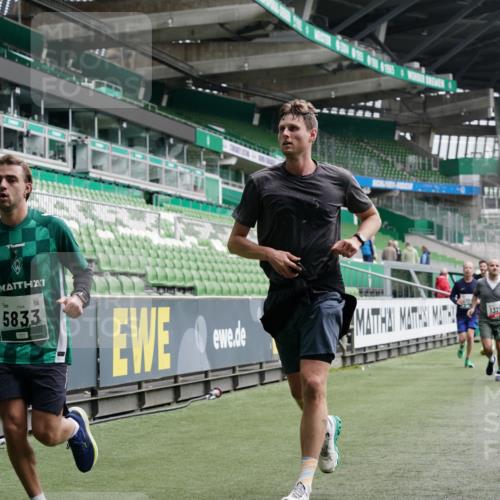 05.10.2025 - 20. swb-Marathon Bremen Michael Burmester http://msf.ph/oto/9327166 05.10.2025 12:55:21 Laufen im Stadion 78, 82, 104, 124, 169, 240, 319, 417, 663, 760, 944, 1326, 1474, 1483, 1490, 1531, 1721, 1737, 1910, 1945, 2022, 2162, 2180, 2265, 2431, 2459, 2494, 2605, 2642, 2716, 2767, 2884, 3069, 3074, 3489, 3515, 3519, 3531, 3612, 3838, 3848, 3944, 4079, 4116, 4195, 4212, 4257, 4456, 4672, 4771, 4796, 4816, 4823, 4853, 4919, 5034, 5093, 5152, 5177, 5289, 5452, 5484, 5554, 5833, 5907, 6048, 6106, 6184, 6276, 6527, 6570, 6649, 6937, 7052, 8642, 289, 504, 1896, 5022, 5978 meine-sportfotos.de