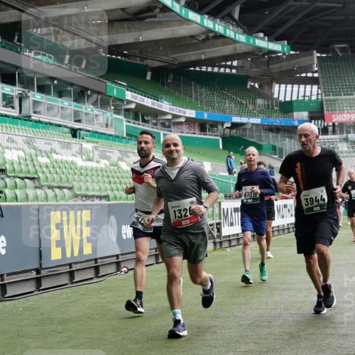 05.10.2025 - 20. swb-Marathon Bremen Michael Burmester http://msf.ph/oto/9327173 05.10.2025 12:55:25 Laufen im Stadion 78, 82, 104, 124, 169, 240, 319, 417, 663, 760, 944, 1261, 1326, 1474, 1483, 1490, 1531, 1721, 1737, 1910, 1945, 2022, 2162, 2265, 2431, 2459, 2494, 2605, 2642, 2716, 2884, 3069, 3074, 3489, 3515, 3519, 3531, 3612, 3838, 3848, 3944, 4079, 4116, 4195, 4212, 4257, 4456, 4672, 4771, 4796, 4816, 4823, 4853, 4919, 5034, 5093, 5152, 5177, 5289, 5452, 5484, 5554, 5691, 5719, 5833, 5907, 6048, 6106, 6184, 6276, 6527, 6570, 6615, 6649, 6820, 6937, 7052, 8642, 504, 1896 meine-sportfotos.de