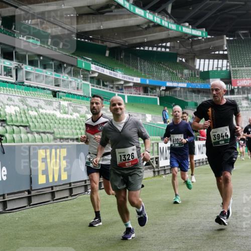 05.10.2025 - 20. swb-Marathon Bremen Michael Burmester http://msf.ph/oto/9327177 05.10.2025 12:55:25 Laufen im Stadion 78, 82, 104, 124, 169, 240, 319, 417, 663, 760, 944, 1261, 1326, 1474, 1483, 1490, 1531, 1721, 1737, 1910, 1945, 2022, 2162, 2265, 2431, 2459, 2494, 2605, 2642, 2716, 2884, 3069, 3074, 3489, 3515, 3519, 3531, 3612, 3838, 3848, 3944, 4079, 4116, 4195, 4212, 4257, 4456, 4672, 4771, 4796, 4816, 4823, 4853, 4919, 5034, 5093, 5152, 5177, 5289, 5452, 5484, 5554, 5691, 5719, 5833, 5907, 6048, 6106, 6184, 6276, 6527, 6570, 6615, 6649, 6820, 6937, 7052, 8642, 504, 1896 meine-sportfotos.de