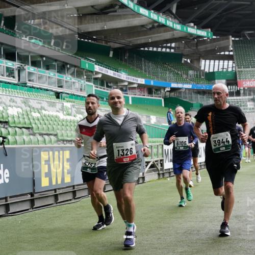 05.10.2025 - 20. swb-Marathon Bremen Michael Burmester http://msf.ph/oto/9327182 05.10.2025 12:55:25 Laufen im Stadion 78, 82, 104, 124, 169, 240, 319, 417, 663, 760, 944, 1261, 1326, 1474, 1483, 1490, 1531, 1721, 1737, 1910, 1945, 2022, 2162, 2265, 2431, 2459, 2494, 2605, 2642, 2716, 2884, 3069, 3074, 3489, 3515, 3519, 3531, 3612, 3838, 3848, 3944, 4079, 4116, 4195, 4212, 4257, 4456, 4672, 4771, 4796, 4816, 4823, 4853, 4919, 5034, 5093, 5152, 5177, 5289, 5452, 5484, 5554, 5691, 5719, 5833, 5907, 6048, 6106, 6184, 6276, 6527, 6570, 6615, 6649, 6820, 6937, 7052, 8642, 504, 1896 meine-sportfotos.de