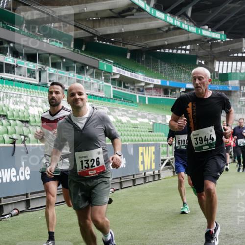 05.10.2025 - 20. swb-Marathon Bremen Michael Burmester http://msf.ph/oto/9327185 05.10.2025 12:55:25 Laufen im Stadion 78, 82, 104, 124, 169, 240, 319, 417, 663, 760, 944, 1261, 1326, 1474, 1483, 1490, 1531, 1721, 1737, 1910, 1945, 2022, 2162, 2265, 2431, 2459, 2494, 2605, 2642, 2716, 2884, 3069, 3074, 3489, 3515, 3519, 3531, 3612, 3838, 3848, 3944, 4079, 4116, 4195, 4212, 4257, 4456, 4672, 4771, 4796, 4816, 4823, 4853, 4919, 5034, 5093, 5152, 5177, 5289, 5452, 5484, 5554, 5691, 5719, 5833, 5907, 6048, 6106, 6184, 6276, 6527, 6570, 6615, 6649, 6820, 6937, 7052, 8642, 504, 1896 meine-sportfotos.de