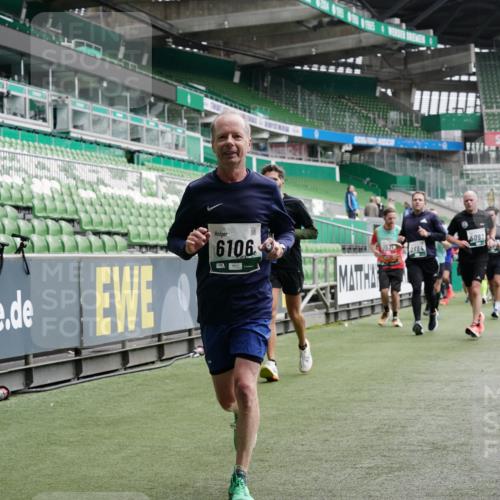 05.10.2025 - 20. swb-Marathon Bremen Michael Burmester http://msf.ph/oto/9327202 05.10.2025 12:55:27 Laufen im Stadion 78, 82, 104, 124, 169, 240, 319, 417, 663, 760, 944, 1261, 1326, 1474, 1483, 1490, 1531, 1721, 1737, 1774, 1825, 1910, 1945, 2022, 2162, 2265, 2431, 2459, 2494, 2605, 2642, 2716, 2884, 2942, 3069, 3074, 3489, 3515, 3519, 3531, 3612, 3838, 3848, 3944, 4079, 4116, 4195, 4212, 4257, 4456, 4672, 4771, 4796, 4816, 4823, 4853, 4919, 5034, 5093, 5152, 5177, 5289, 5484, 5554, 5615, 5691, 5719, 5833, 5907, 6048, 6106, 6184, 6276, 6515, 6527, 6570, 6615, 6649, 6744, 6820, 6937, 7052 meine-sportfotos.de