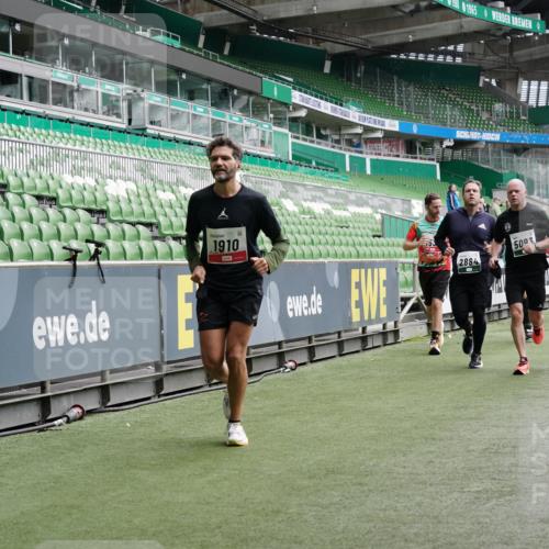 05.10.2025 - 20. swb-Marathon Bremen Michael Burmester http://msf.ph/oto/9327214 05.10.2025 12:55:28 Laufen im Stadion 78, 82, 104, 124, 169, 240, 319, 417, 663, 760, 944, 1261, 1326, 1483, 1490, 1531, 1721, 1737, 1774, 1825, 1910, 1945, 2022, 2162, 2431, 2459, 2494, 2605, 2642, 2716, 2884, 2942, 3069, 3074, 3489, 3515, 3519, 3612, 3838, 3848, 3944, 4079, 4116, 4195, 4212, 4456, 4672, 4771, 4796, 4816, 4823, 4853, 4919, 5034, 5093, 5152, 5177, 5289, 5484, 5554, 5615, 5691, 5719, 5833, 5907, 6048, 6106, 6184, 6276, 6515, 6527, 6570, 6615, 6649, 6744, 6820, 6937, 7052, 104 meine-sportfotos.de