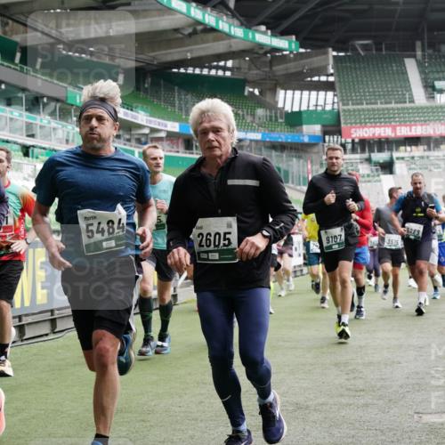 05.10.2025 - 20. swb-Marathon Bremen Michael Burmester http://msf.ph/oto/9327248 05.10.2025 12:55:31 Laufen im Stadion 78, 124, 169, 240, 319, 663, 760, 944, 1261, 1326, 1490, 1531, 1737, 1774, 1825, 1910, 1931, 1945, 2022, 2162, 2431, 2459, 2490, 2494, 2605, 2642, 2716, 2884, 2942, 3074, 3489, 3515, 3519, 3612, 3838, 3944, 4079, 4116, 4149, 4195, 4212, 4456, 4672, 4771, 4796, 4816, 4823, 4853, 4919, 5034, 5093, 5152, 5177, 5289, 5484, 5554, 5615, 5691, 5719, 5833, 5907, 6048, 6106, 6184, 6276, 6515, 6527, 6570, 6615, 6649, 6744, 6820, 6937, 7052, 8060, 82, 104 meine-sportfotos.de