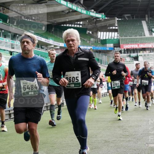 05.10.2025 - 20. swb-Marathon Bremen Michael Burmester http://msf.ph/oto/9327252 05.10.2025 12:55:31 Laufen im Stadion 78, 124, 169, 240, 319, 663, 760, 944, 1261, 1326, 1490, 1531, 1737, 1774, 1825, 1910, 1931, 1945, 2022, 2162, 2431, 2459, 2490, 2494, 2605, 2642, 2716, 2884, 2942, 3074, 3489, 3515, 3519, 3612, 3838, 3944, 4079, 4116, 4149, 4195, 4212, 4456, 4672, 4771, 4796, 4816, 4823, 4853, 4919, 5034, 5093, 5152, 5177, 5289, 5484, 5554, 5615, 5691, 5719, 5833, 5907, 6048, 6106, 6184, 6276, 6515, 6527, 6570, 6615, 6649, 6744, 6820, 6937, 7052, 8060, 82, 104 meine-sportfotos.de