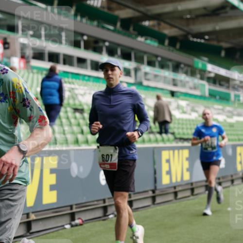 05.10.2025 - 20. swb-Marathon Bremen Michael Burmester http://msf.ph/oto/9327262 05.10.2025 12:51:03 Laufen im Stadion 122, 334, 503, 601, 688, 736, 745, 1025, 1033, 1037, 1044, 1166, 1359, 1450, 1499, 1577, 1689, 1701, 1909, 2059, 2381, 2493, 2526, 3267, 3291, 3419, 3608, 3661, 4032, 4104, 4366, 4654, 4962, 5184, 5418, 5551, 5817, 5838, 6066, 6210, 6252, 6401, 6477, 6681, 6775, 7493, 7723, 8083, 8995, 679, 845, 906, 939, 1388, 1707, 2721, 3228, 3259, 4318, 4367, 4938, 5118, 5389, 5564, 5873, 6216, 6281, 6717, 7826, 7963, 8907 meine-sportfotos.de