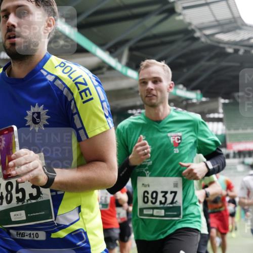 05.10.2025 - 20. swb-Marathon Bremen Michael Burmester http://msf.ph/oto/9327325 05.10.2025 12:55:37 Laufen im Stadion 78, 124, 240, 663, 760, 984, 1261, 1326, 1490, 1531, 1737, 1774, 1825, 1910, 1931, 2022, 2162, 2431, 2459, 2490, 2494, 2605, 2642, 2716, 2884, 2942, 3074, 3489, 3515, 3519, 3612, 3749, 3838, 3944, 4079, 4116, 4149, 4195, 4212, 4288, 4432, 4456, 4771, 4796, 4823, 4853, 4919, 5034, 5093, 5152, 5177, 5289, 5484, 5554, 5615, 5691, 5719, 5833, 5907, 6048, 6106, 6184, 6276, 6515, 6527, 6570, 6615, 6649, 6744, 6820, 6937, 8060, 8144, 82, 104, 124, 169 meine-sportfotos.de