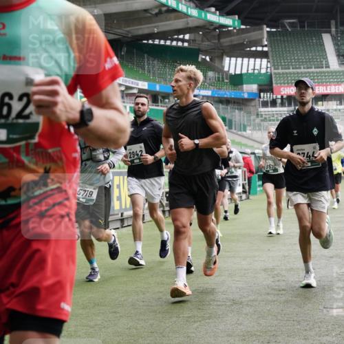 05.10.2025 - 20. swb-Marathon Bremen Michael Burmester http://msf.ph/oto/9327355 05.10.2025 12:55:41 Laufen im Stadion 78, 240, 663, 760, 984, 1261, 1326, 1490, 1531, 1737, 1774, 1825, 1910, 1931, 2022, 2162, 2459, 2490, 2494, 2605, 2642, 2716, 2884, 2942, 3074, 3489, 3515, 3519, 3612, 3749, 3838, 3944, 4079, 4116, 4149, 4195, 4212, 4288, 4432, 4456, 4771, 4796, 4823, 4853, 4919, 5034, 5093, 5152, 5177, 5289, 5370, 5484, 5490, 5554, 5615, 5691, 5719, 5833, 5907, 6048, 6106, 6276, 6441, 6515, 6527, 6570, 6615, 6649, 6744, 6820, 6937, 8060, 8144, 82, 104, 124, 169 meine-sportfotos.de