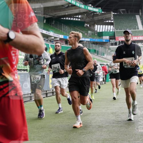 05.10.2025 - 20. swb-Marathon Bremen Michael Burmester http://msf.ph/oto/9327358 05.10.2025 12:55:41 Laufen im Stadion 78, 240, 663, 760, 984, 1261, 1326, 1490, 1531, 1737, 1774, 1825, 1910, 1931, 2022, 2162, 2459, 2490, 2494, 2605, 2642, 2716, 2884, 2942, 3074, 3489, 3515, 3519, 3612, 3749, 3838, 3944, 4079, 4116, 4149, 4195, 4212, 4288, 4432, 4456, 4771, 4796, 4823, 4853, 4919, 5034, 5093, 5152, 5177, 5289, 5370, 5484, 5490, 5554, 5615, 5691, 5719, 5833, 5907, 6048, 6106, 6276, 6441, 6515, 6527, 6570, 6615, 6649, 6744, 6820, 6937, 8060, 8144, 82, 104, 124, 169 meine-sportfotos.de