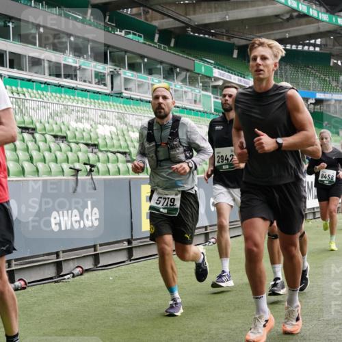 05.10.2025 - 20. swb-Marathon Bremen Michael Burmester http://msf.ph/oto/9327362 05.10.2025 12:55:41 Laufen im Stadion 78, 240, 663, 760, 984, 1261, 1326, 1490, 1531, 1737, 1774, 1825, 1910, 1931, 2022, 2162, 2459, 2490, 2494, 2605, 2642, 2716, 2884, 2942, 3074, 3489, 3515, 3519, 3612, 3749, 3838, 3944, 4079, 4116, 4149, 4195, 4212, 4288, 4432, 4456, 4771, 4796, 4823, 4853, 4919, 5034, 5093, 5152, 5177, 5289, 5370, 5484, 5490, 5554, 5615, 5691, 5719, 5833, 5907, 6048, 6106, 6276, 6441, 6515, 6527, 6570, 6615, 6649, 6744, 6820, 6937, 8060, 8144, 82, 104, 124, 169 meine-sportfotos.de