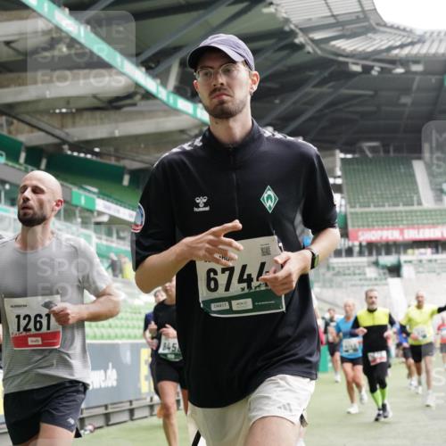 05.10.2025 - 20. swb-Marathon Bremen Michael Burmester http://msf.ph/oto/9327374 05.10.2025 12:55:42 Laufen im Stadion 78, 240, 663, 760, 984, 1261, 1326, 1490, 1531, 1737, 1774, 1825, 1910, 1931, 2022, 2162, 2459, 2490, 2494, 2605, 2642, 2716, 2884, 2942, 3074, 3489, 3515, 3519, 3612, 3749, 3838, 3944, 4079, 4116, 4149, 4195, 4212, 4288, 4432, 4456, 4771, 4796, 4823, 4853, 4919, 5034, 5093, 5152, 5177, 5289, 5370, 5484, 5490, 5554, 5615, 5691, 5719, 5833, 5907, 6048, 6106, 6276, 6441, 6515, 6527, 6570, 6615, 6649, 6744, 6797, 6820, 6937, 8060, 8144, 82, 104, 124, 169 meine-sportfotos.de